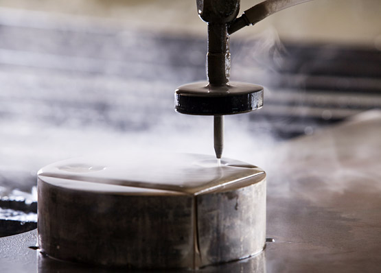 Wasserstrahlschneiden von Metall mit feinem Hochdruckstrahl